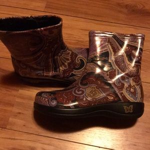 Alegria 39 zip style ankle boots
